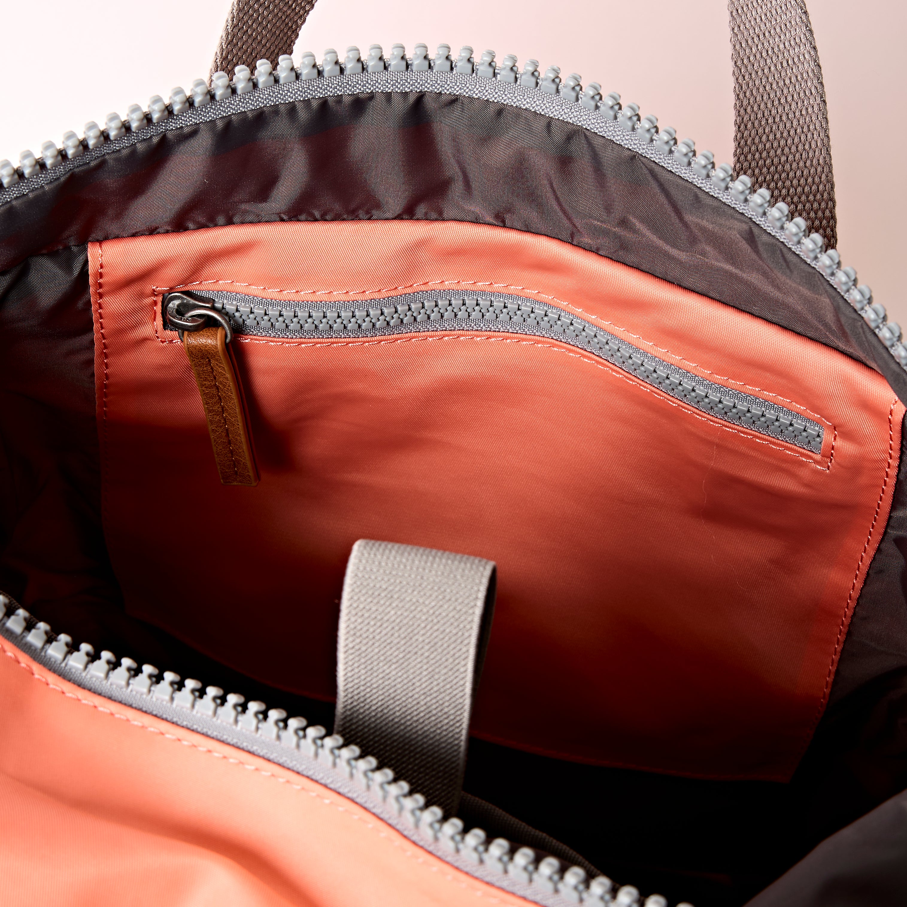 Roka London Canfield Roll Top ryggsekk sugar coral 16,4L