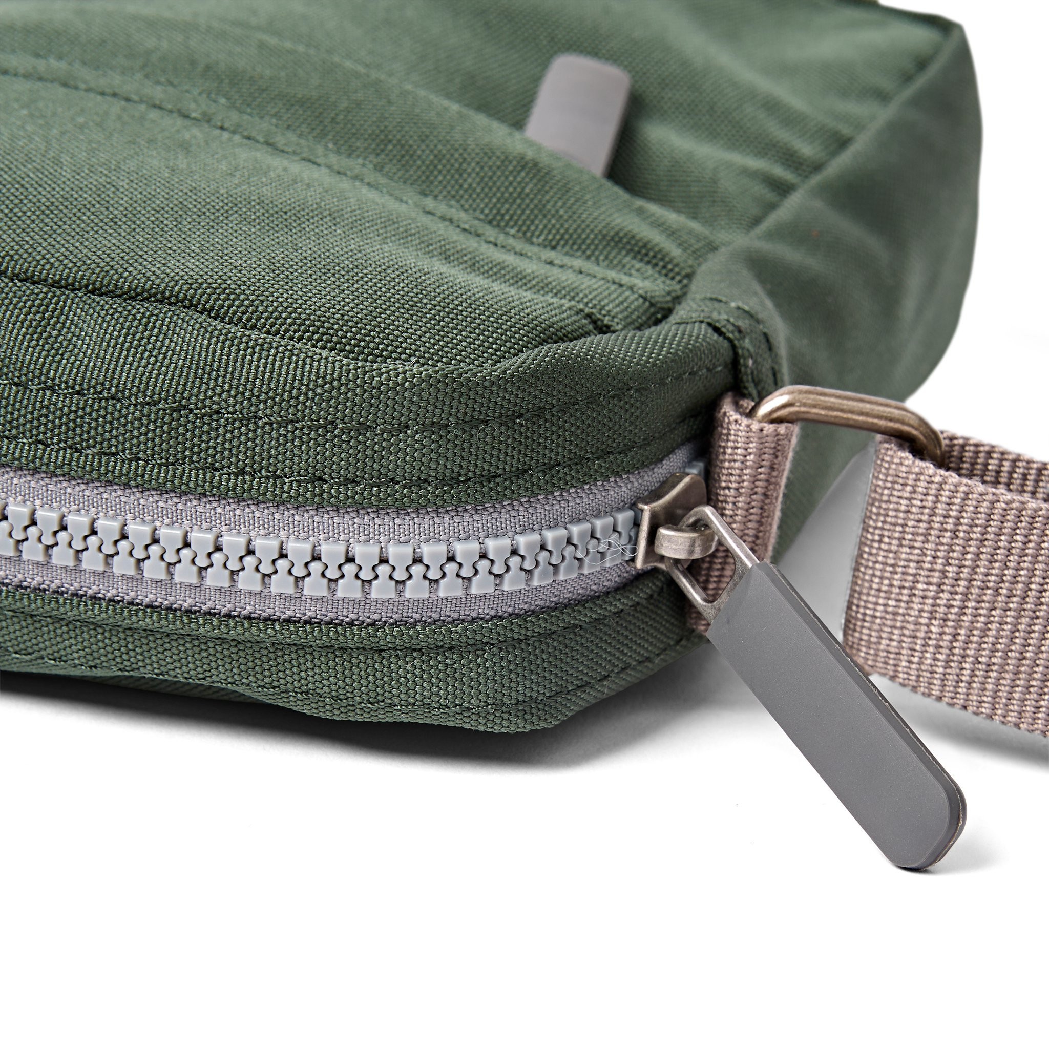 Roka London Bond Small crossbody thunderstorm 1,5 liter polstret