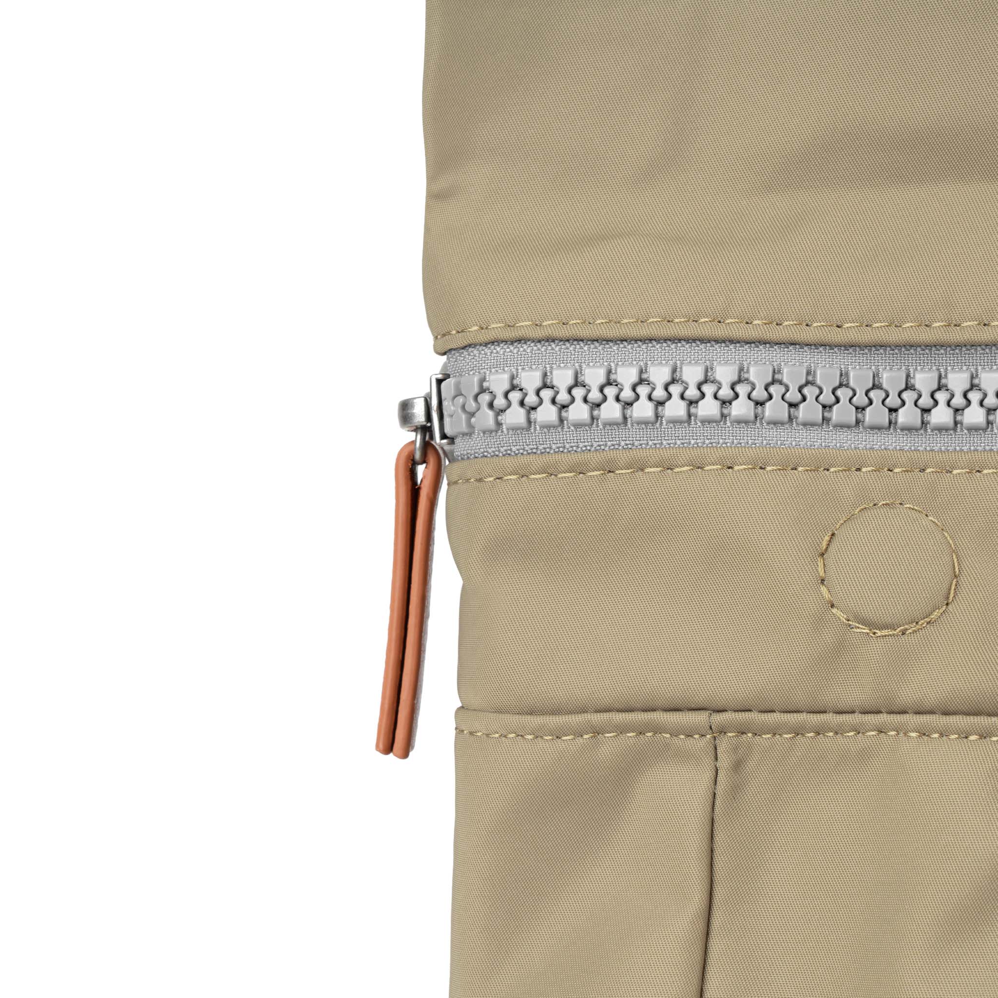 Roka London Canfield Roll Top ryggsekk taupe Medium 16,4 liter