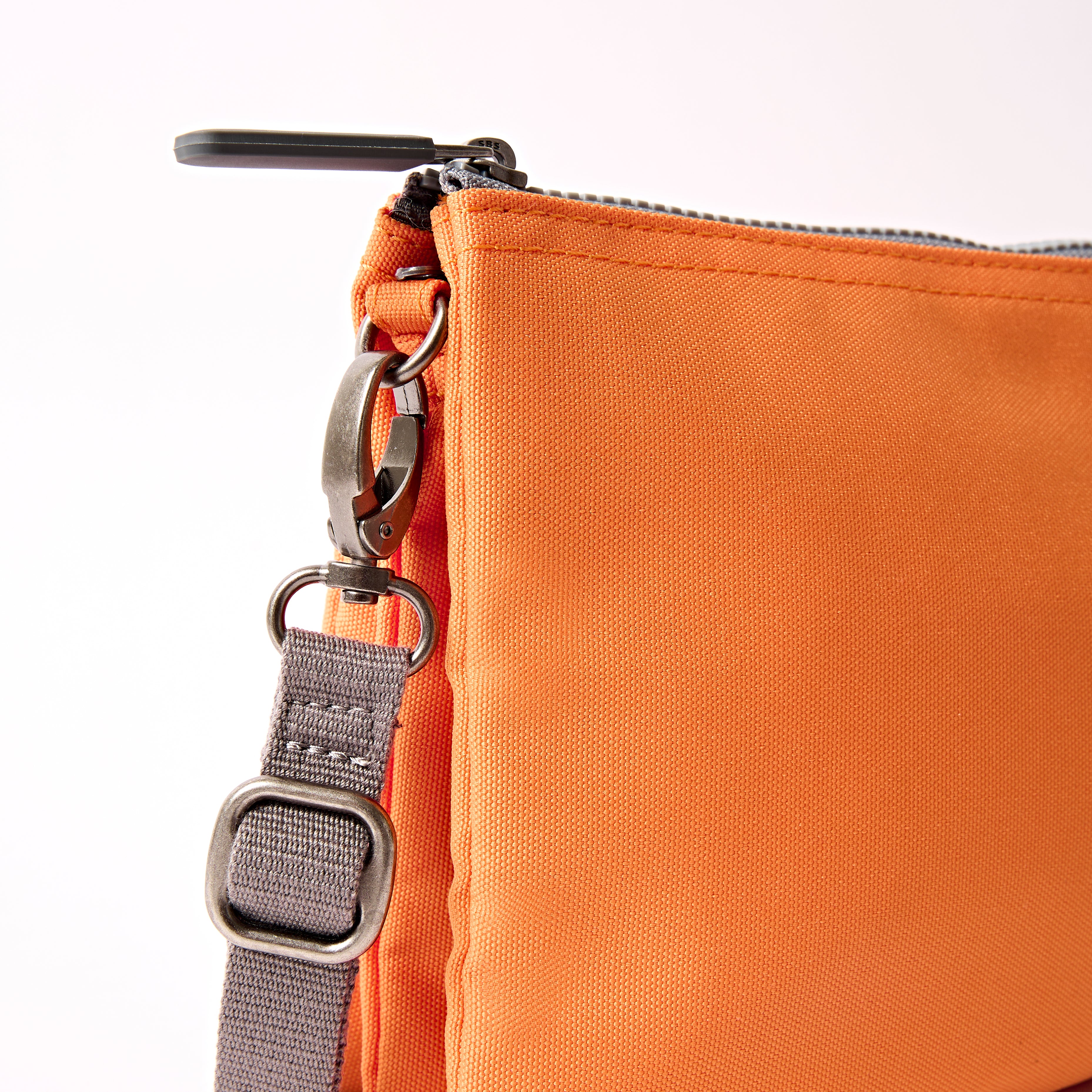 Roka London Carnaby crossbody XL oransje 0,5 liter