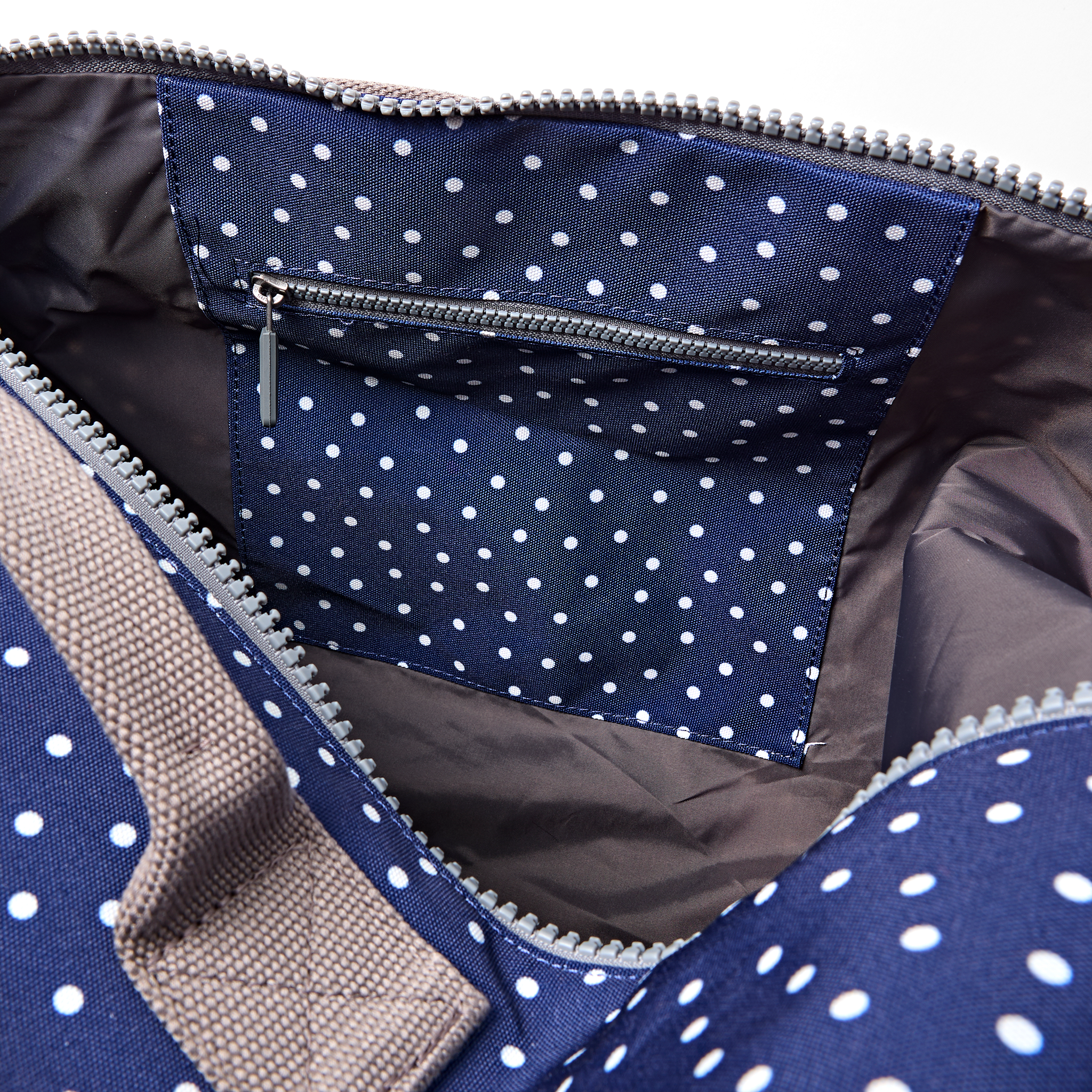 Roka London Heathrow duffelbag large navy polka dot med skolom