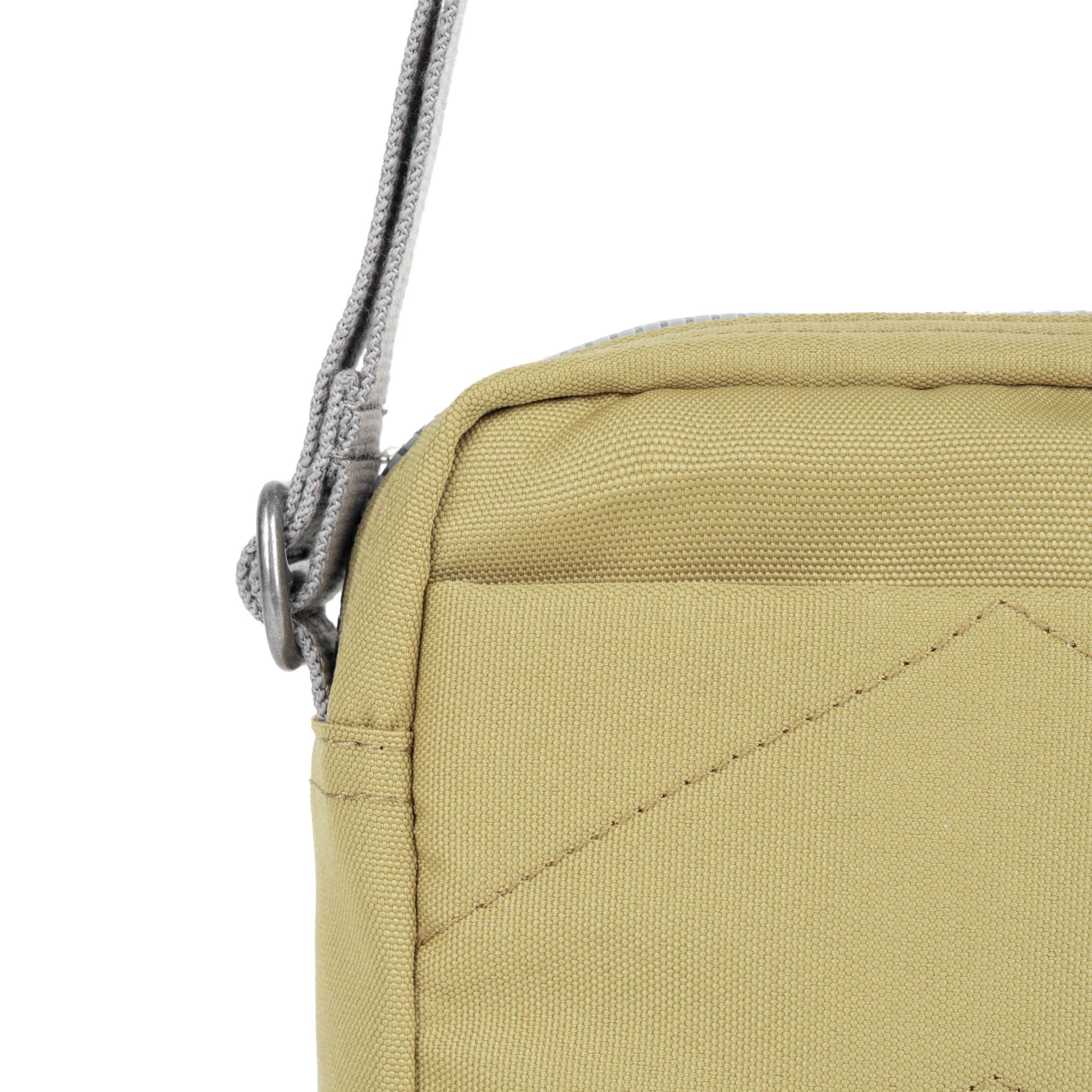 Roka London Bond Pocket skulderveske Small khaki vanntett