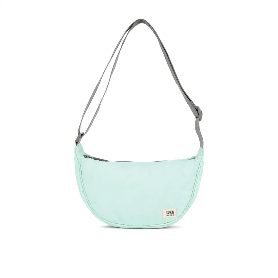 Roka London Farringdon halvmåneveske Mint 4,1 liter Taslon