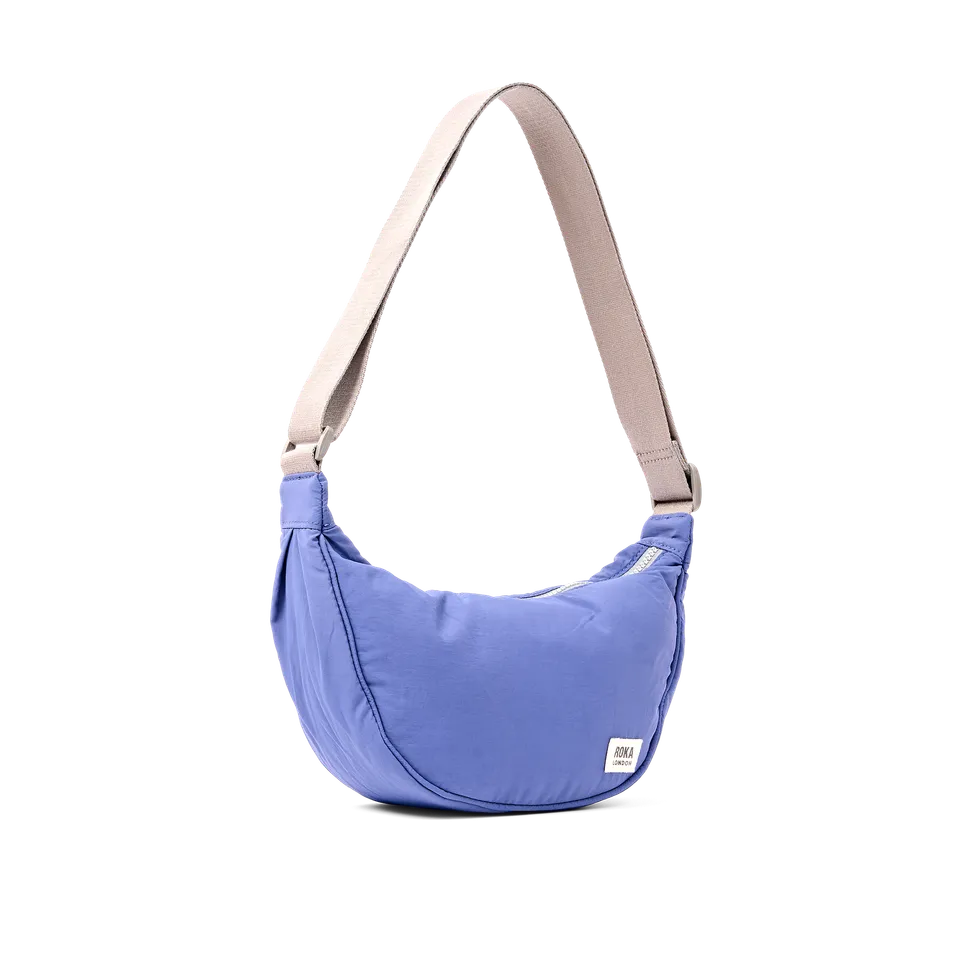 Roka London Farringdon skulderveske coastal small halvmåne 4,2 l