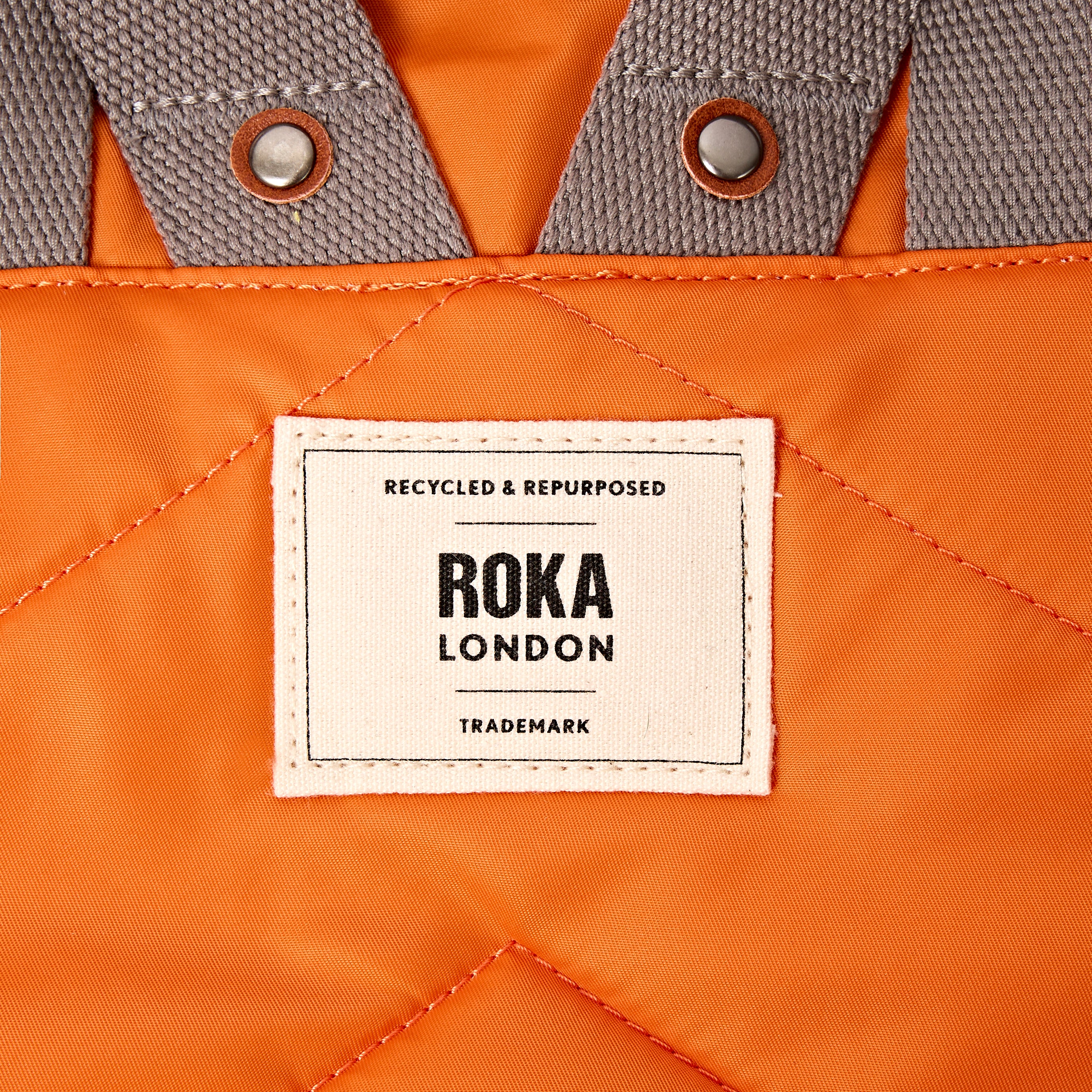 Roka London Canfield sekk jaffa orange medium roll-top 16,4 l