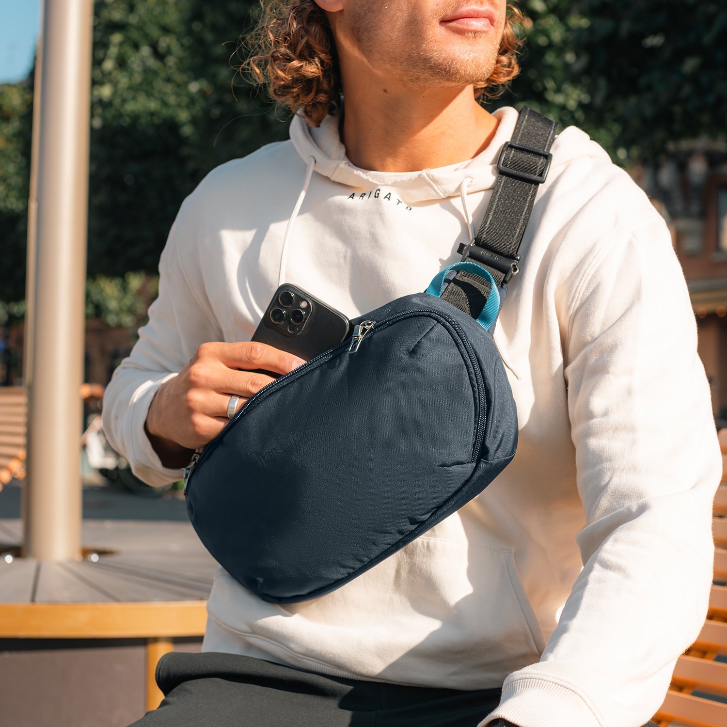 Pacsafe V Urban Sling skulderveske svart tyverisikker