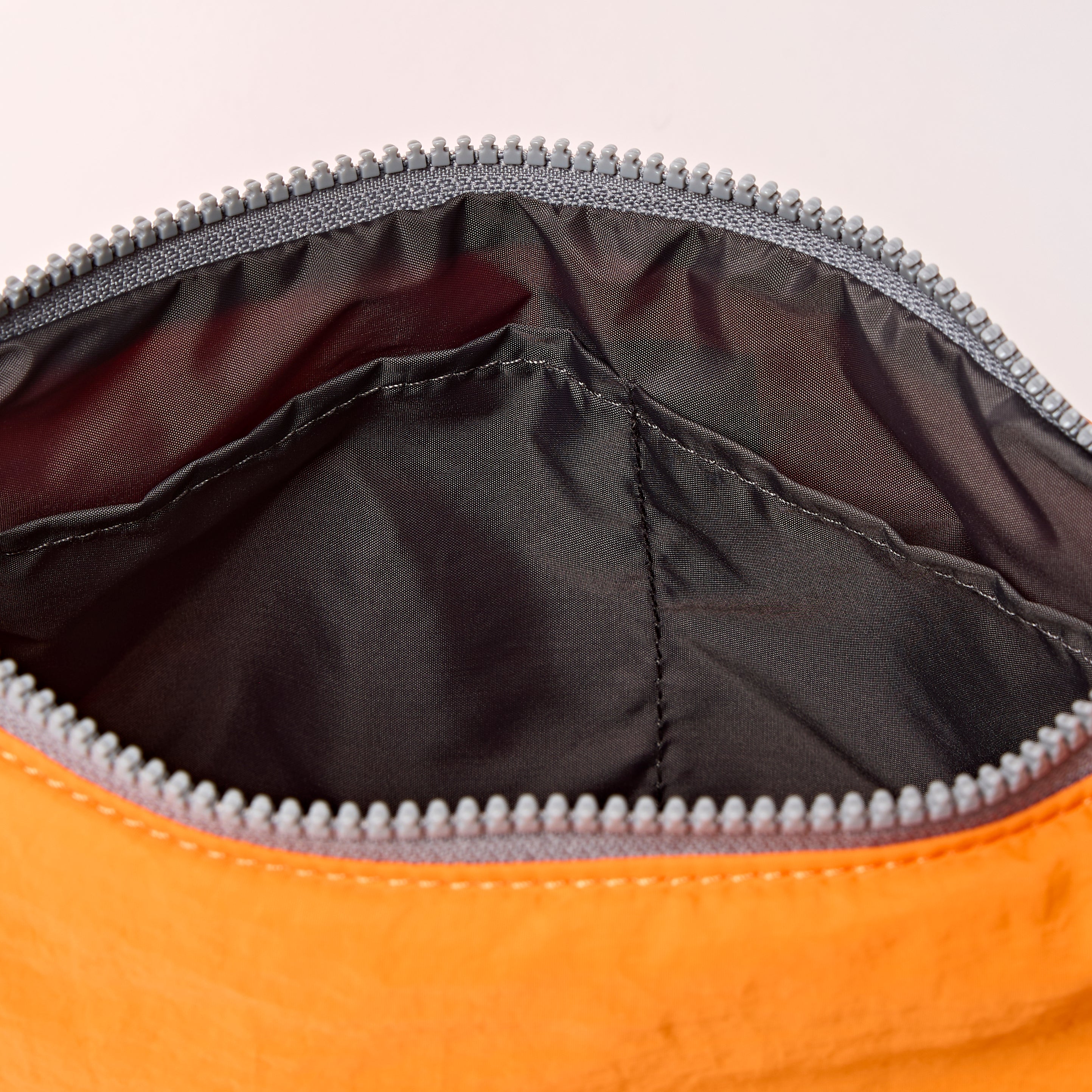 Roka London Farringdon Half Moon skulderveske small jaffa orange