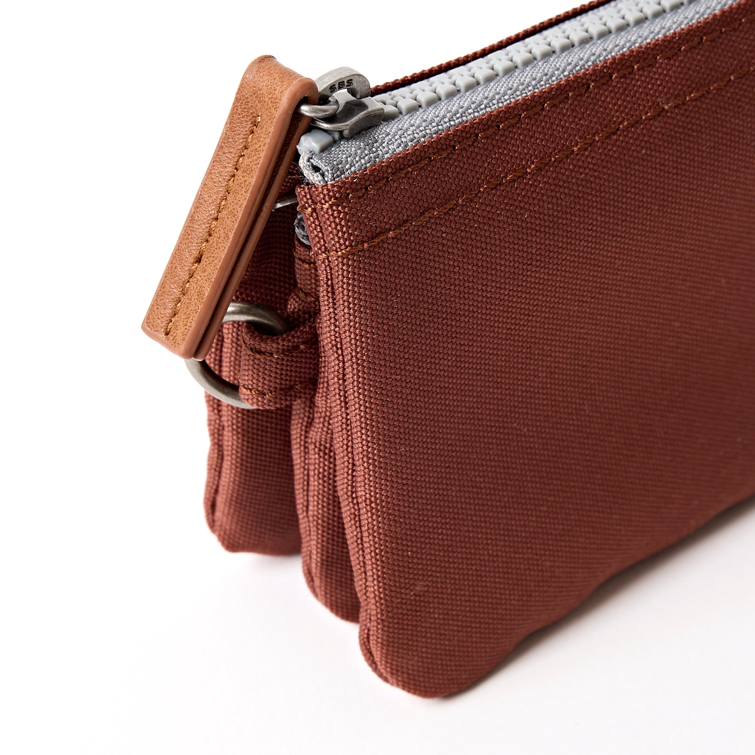 Roka London Carnaby lommebok Small Henna resirkulert canvas