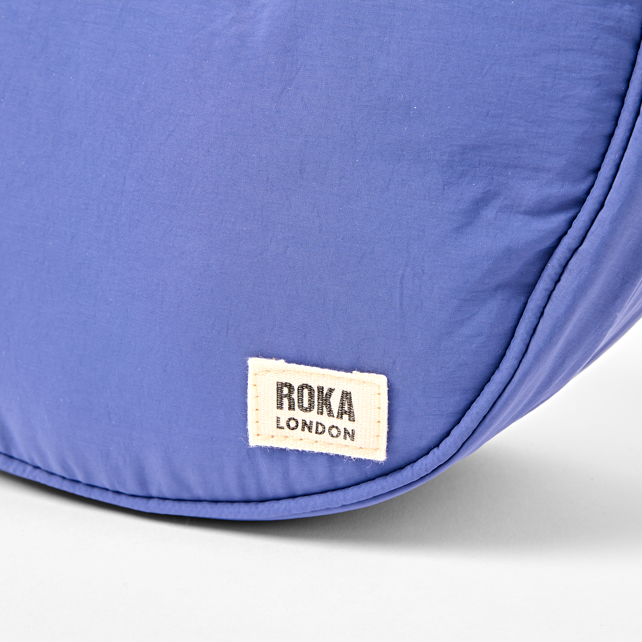 Roka London Farringdon skulderveske coastal small halvmåne 4,2 l