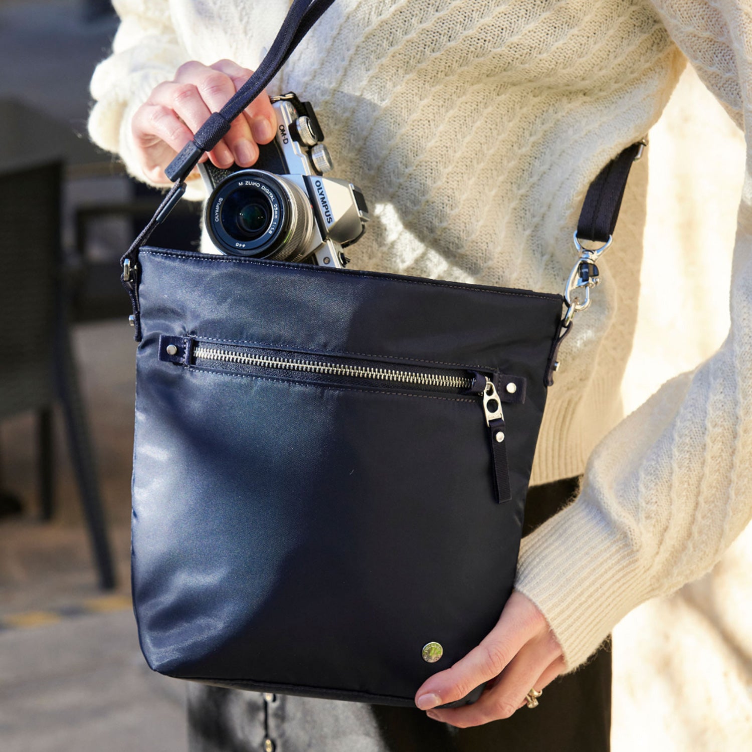 Pacsafe W crossbody skulderveske svart RFID
