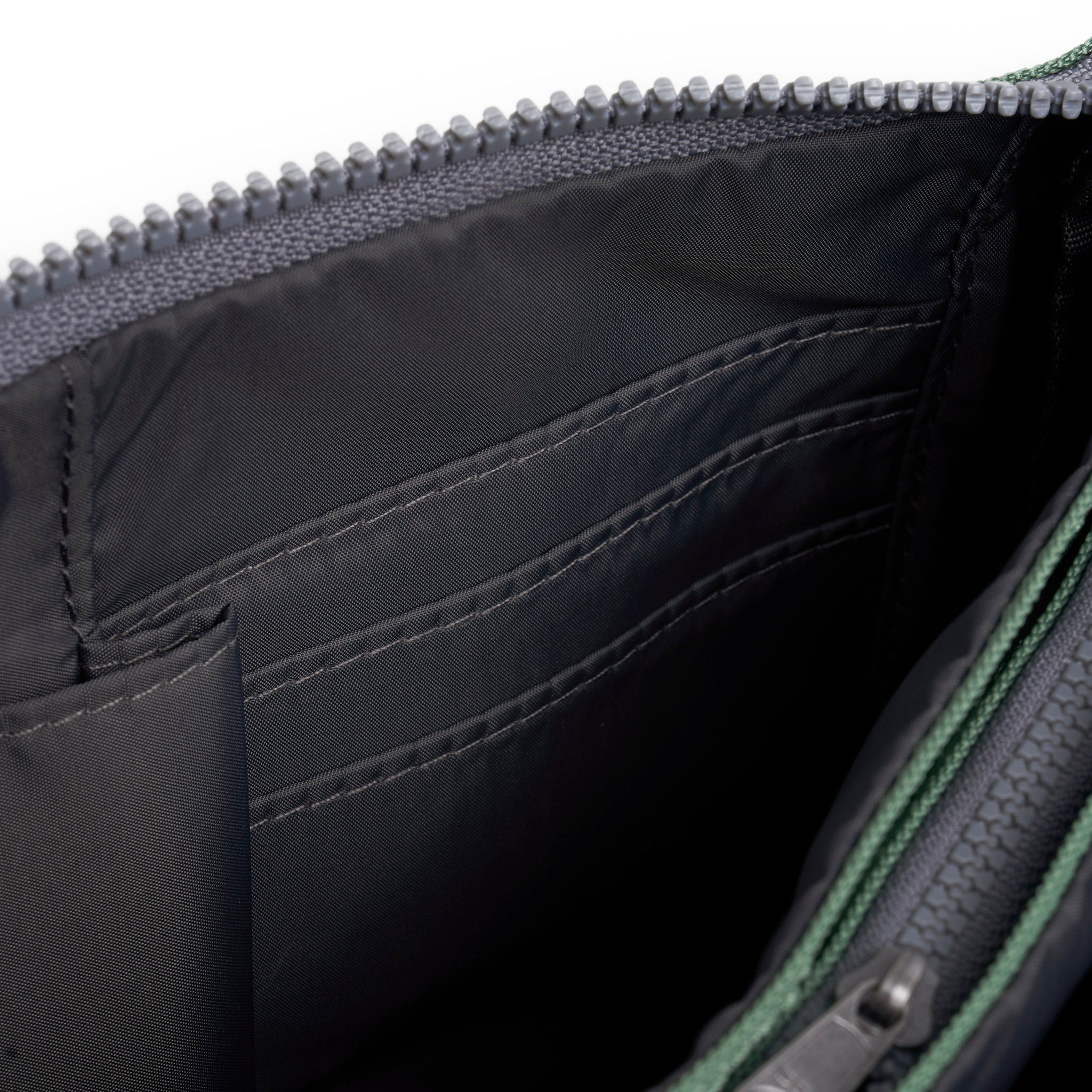 Roka London Carnaby XL crossbody Frost lommebokveske