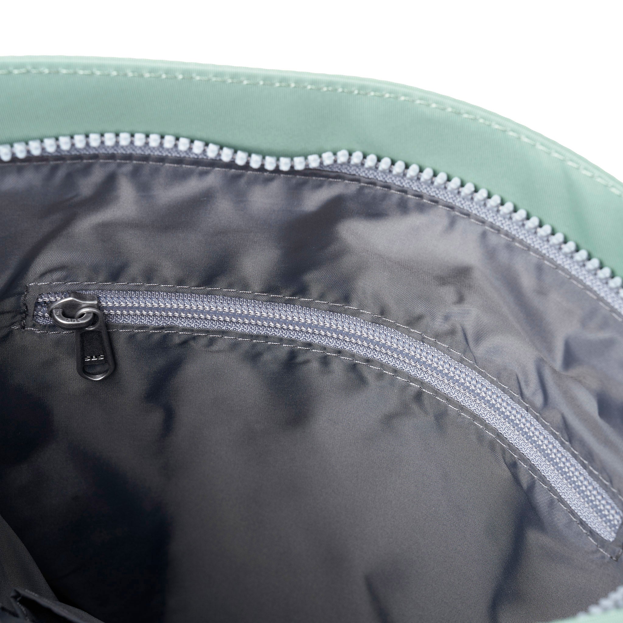 Roka London Kennington Medium skulderveske frost væravvisende