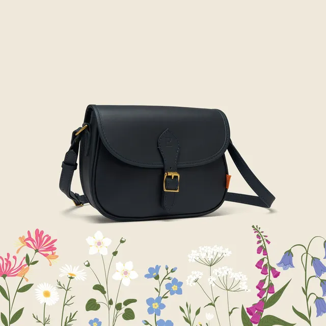 Chapman Saddle skulderveske svart skinn blomsterfôr