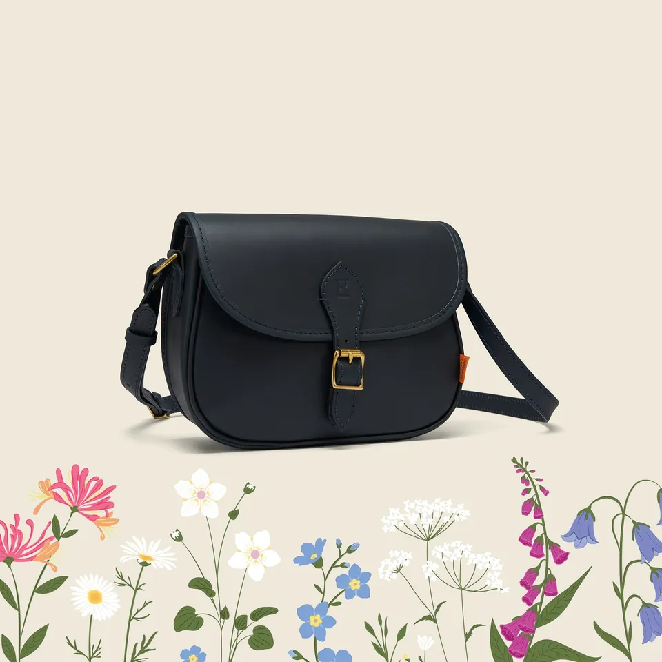 Chapman Saddle skulderveske svart skinn blomsterfôr