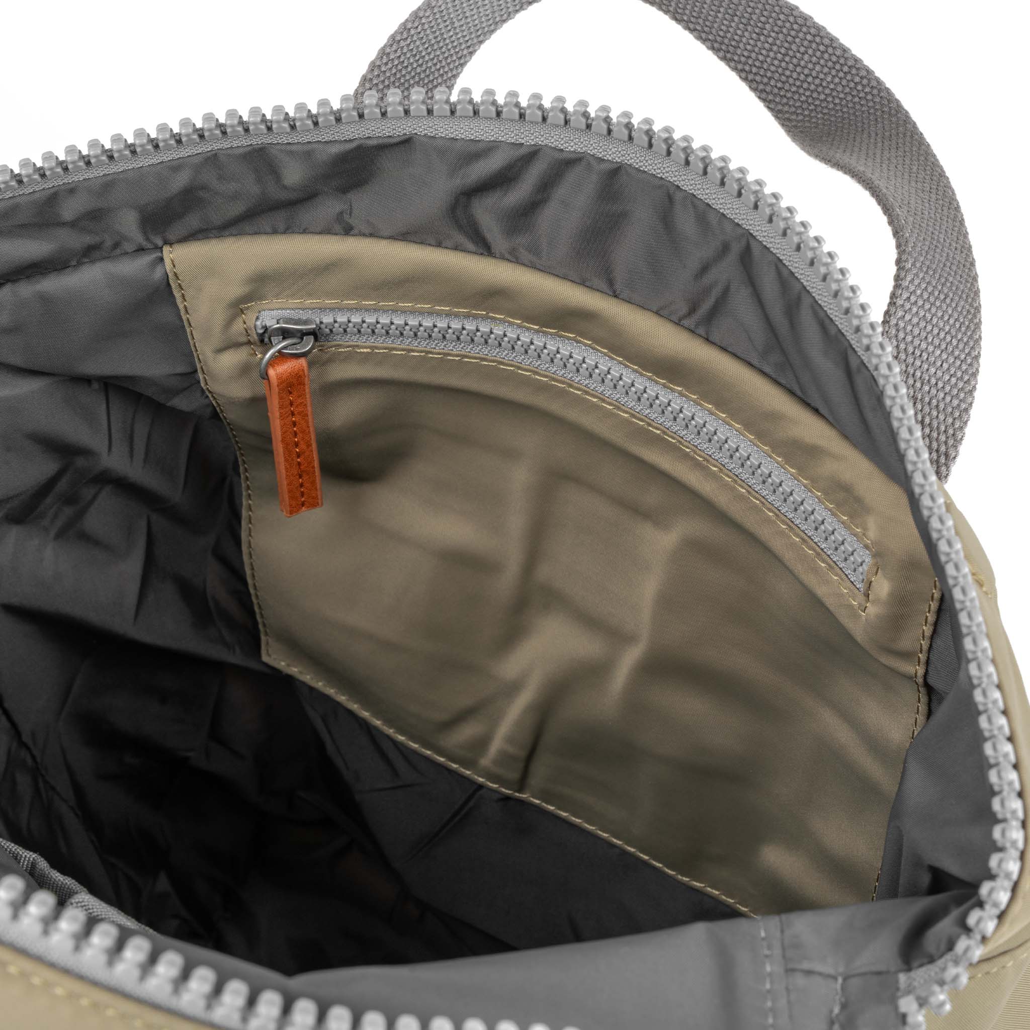Roka London Canfield Roll Top ryggsekk taupe Medium 16,4 liter
