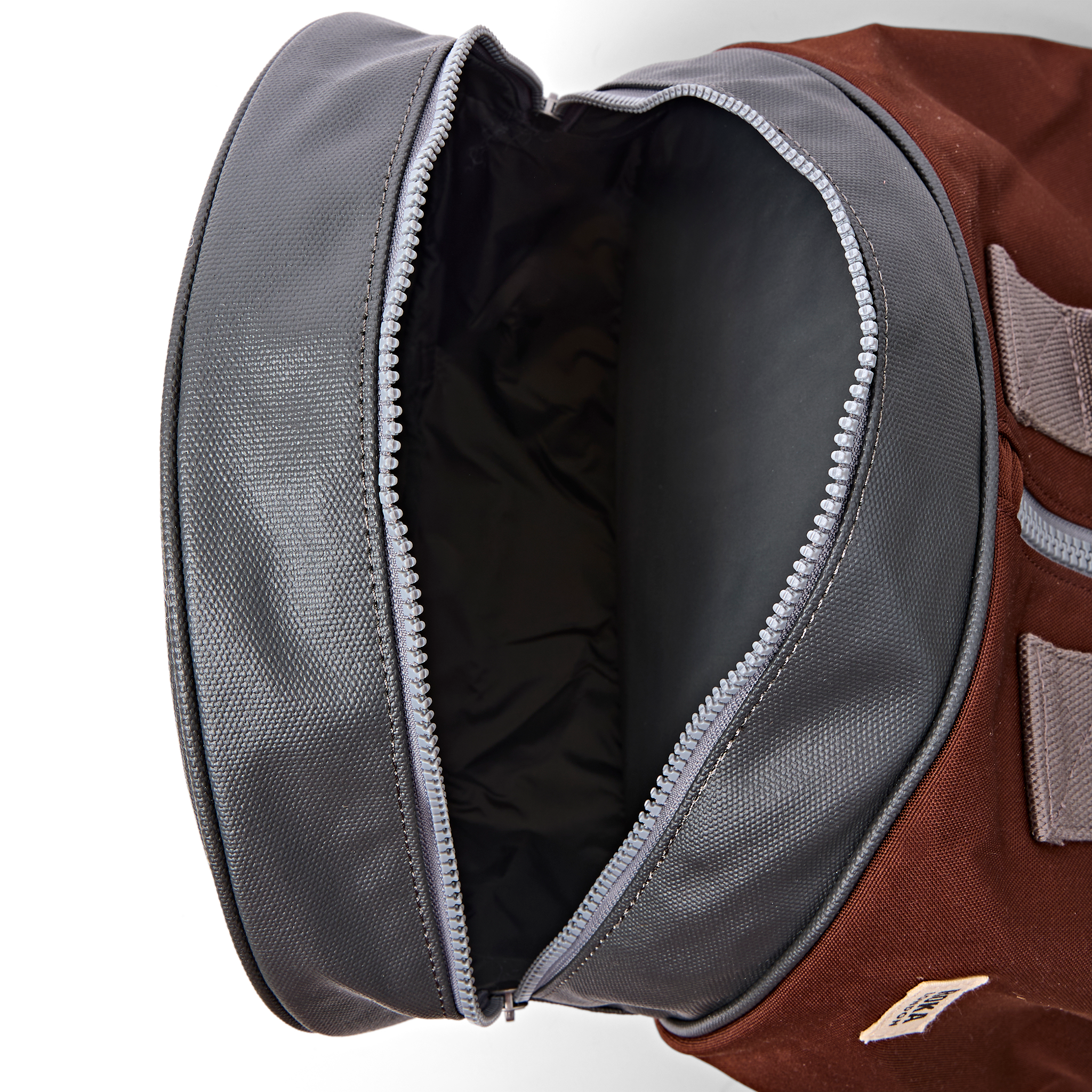 Roka London Heathrow duffel ryggsekk Chocolate large skomrom
