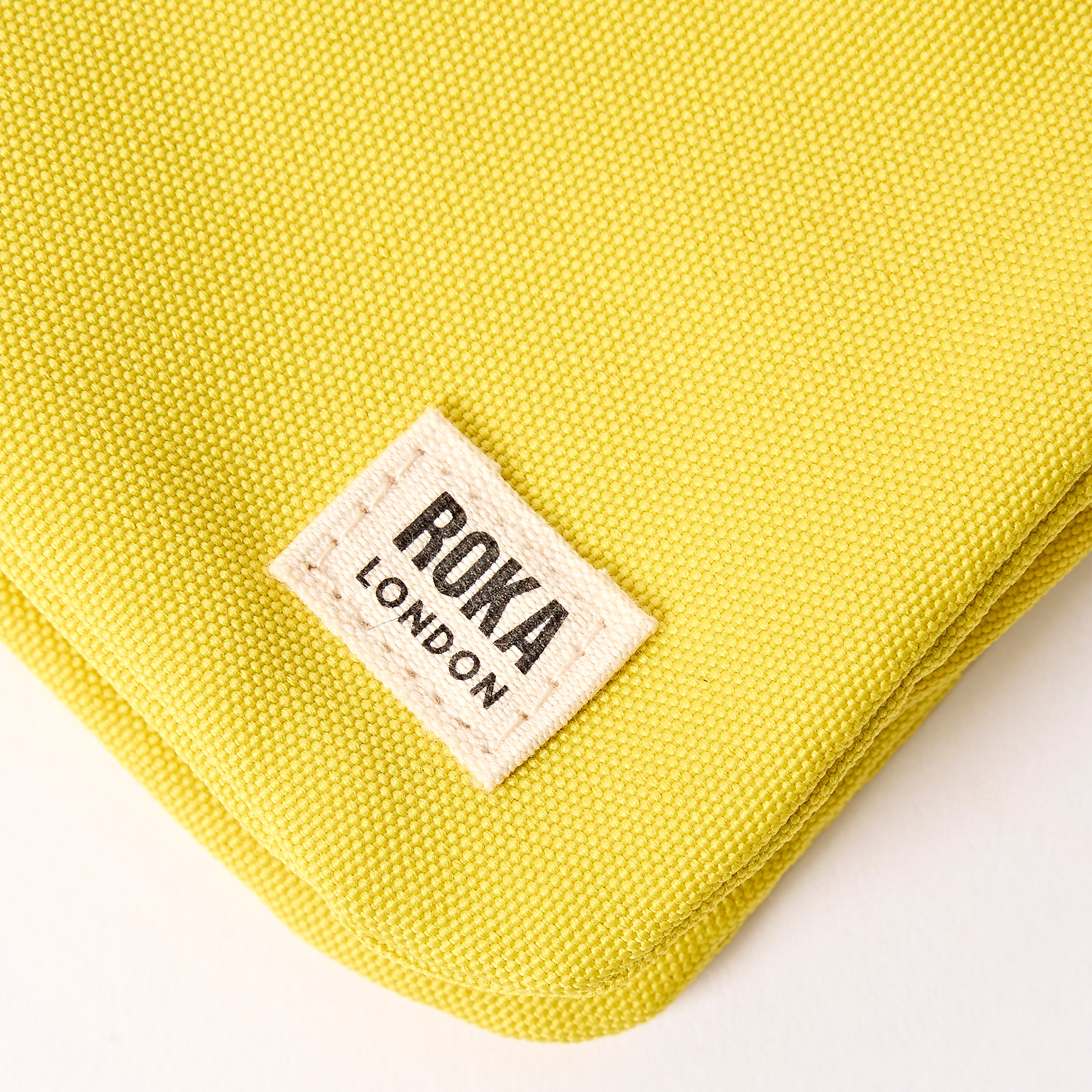 Roka London Carnaby Small lommebok Passion Fruit 0,2 liter