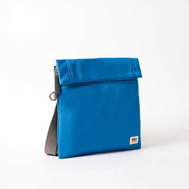 Roka London Stratford crossbody malibu blue 0,5 l