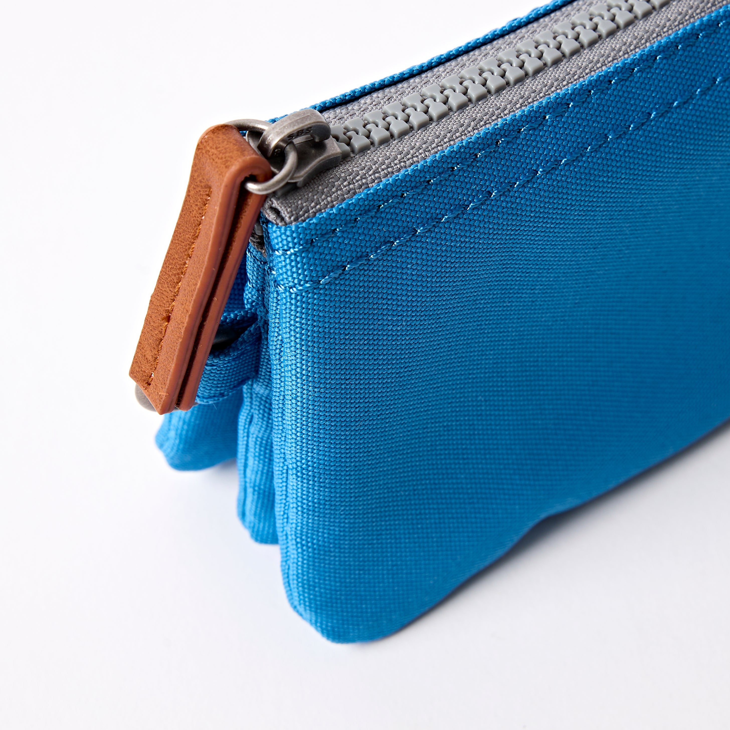 Roka London Carnaby lommebok malibu blue 0,2 liter