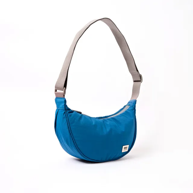 Roka London Farringdon Half Moon veske Small Malibu Blue vanntett