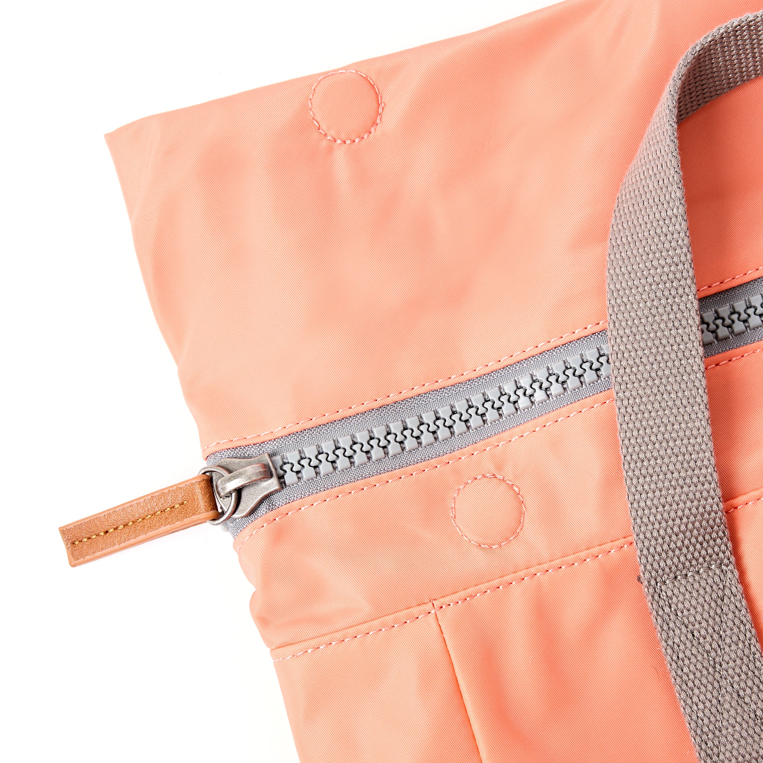 Roka London Canfield Roll Top ryggsekk sugar coral 16,4L