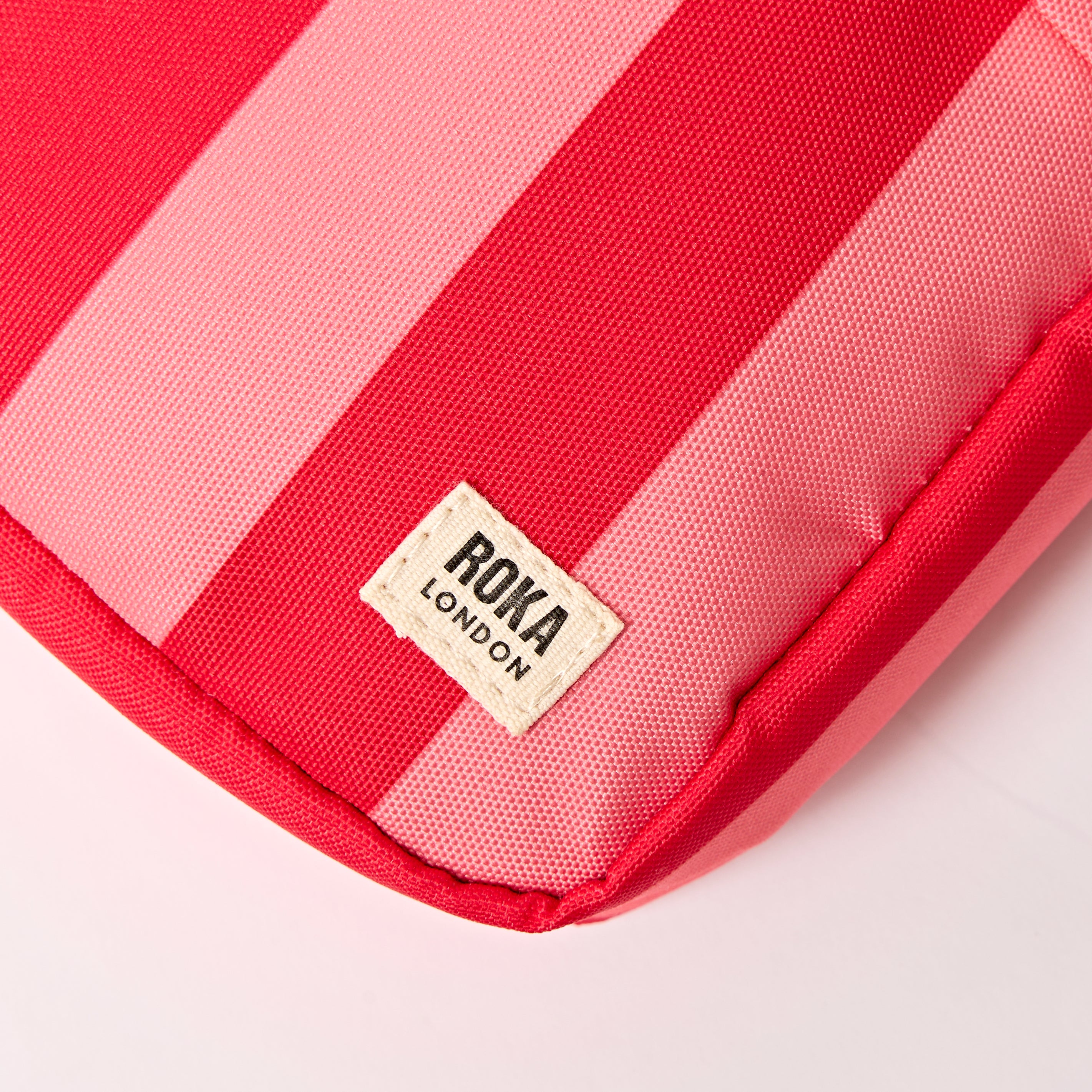 Roka London Bond Crossbody veske Circus Print Small 1,5 L