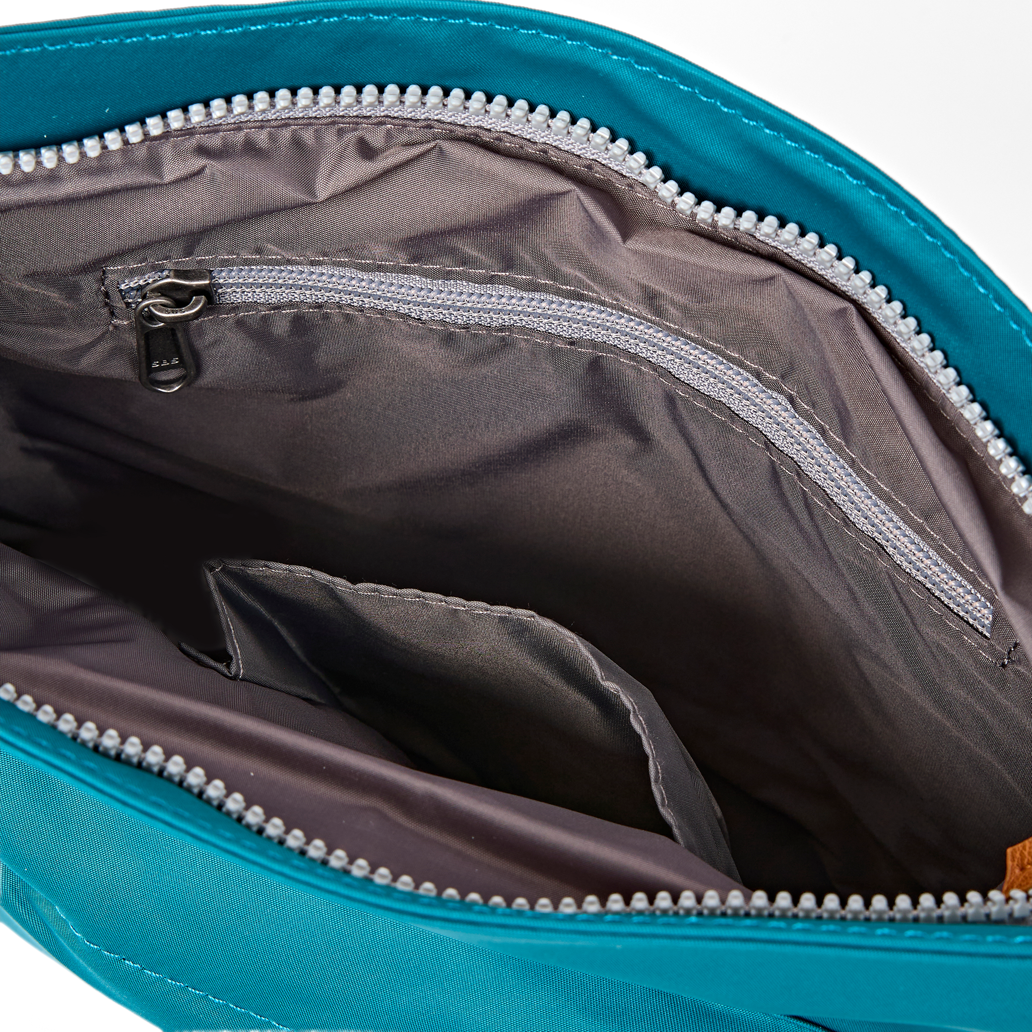 Roka London Kennington crossbody skulderveske Medium North Sea vanntett