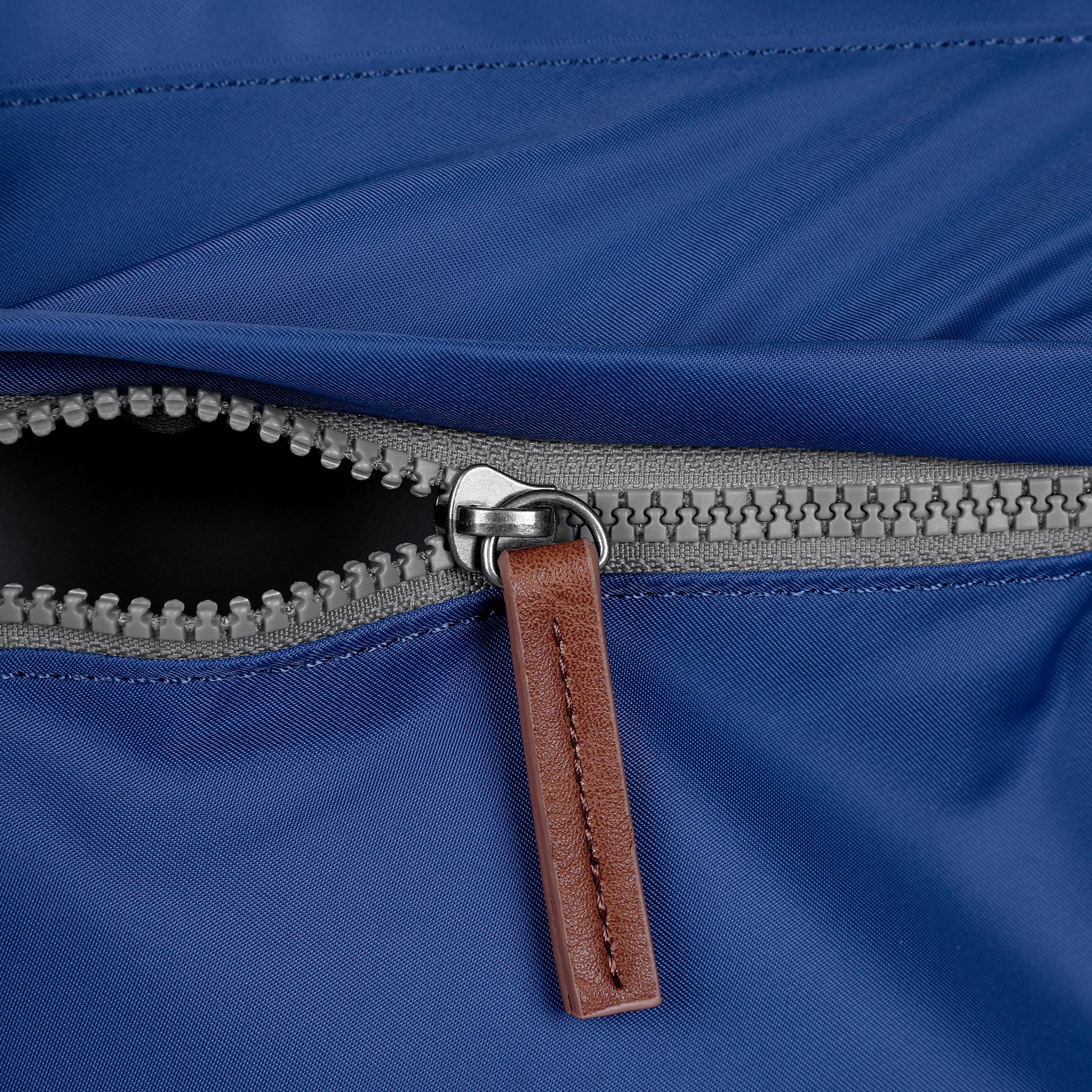 Roka London Kennington skulderveske Burnt Blue Medium resirkulert