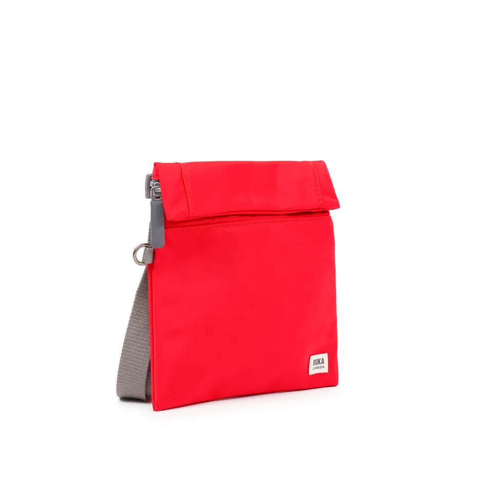 Roka London Stratford crossbodyveske Small Chilli Oil nylon