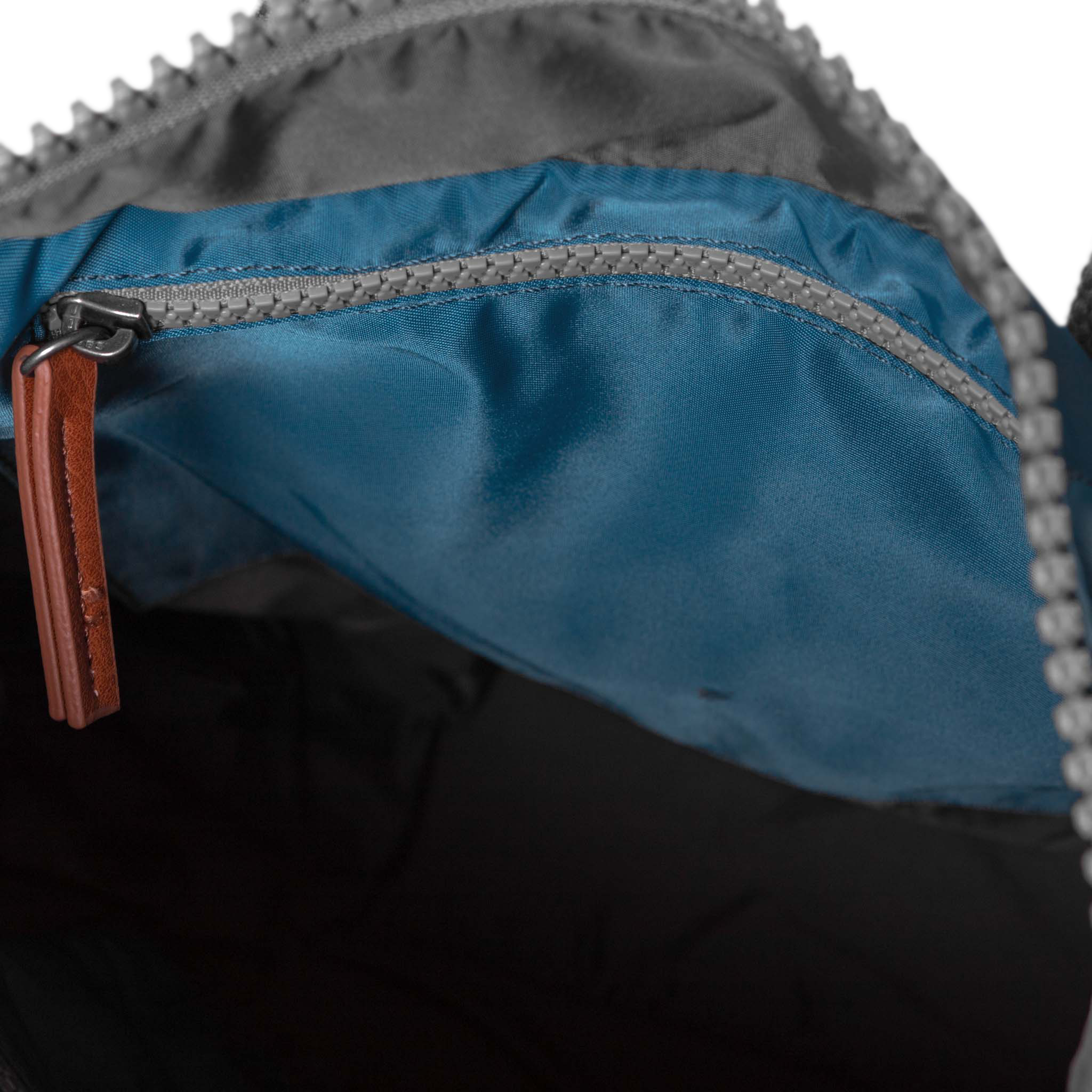 Roka London Canfield ryggsekk marine 16,4 liter