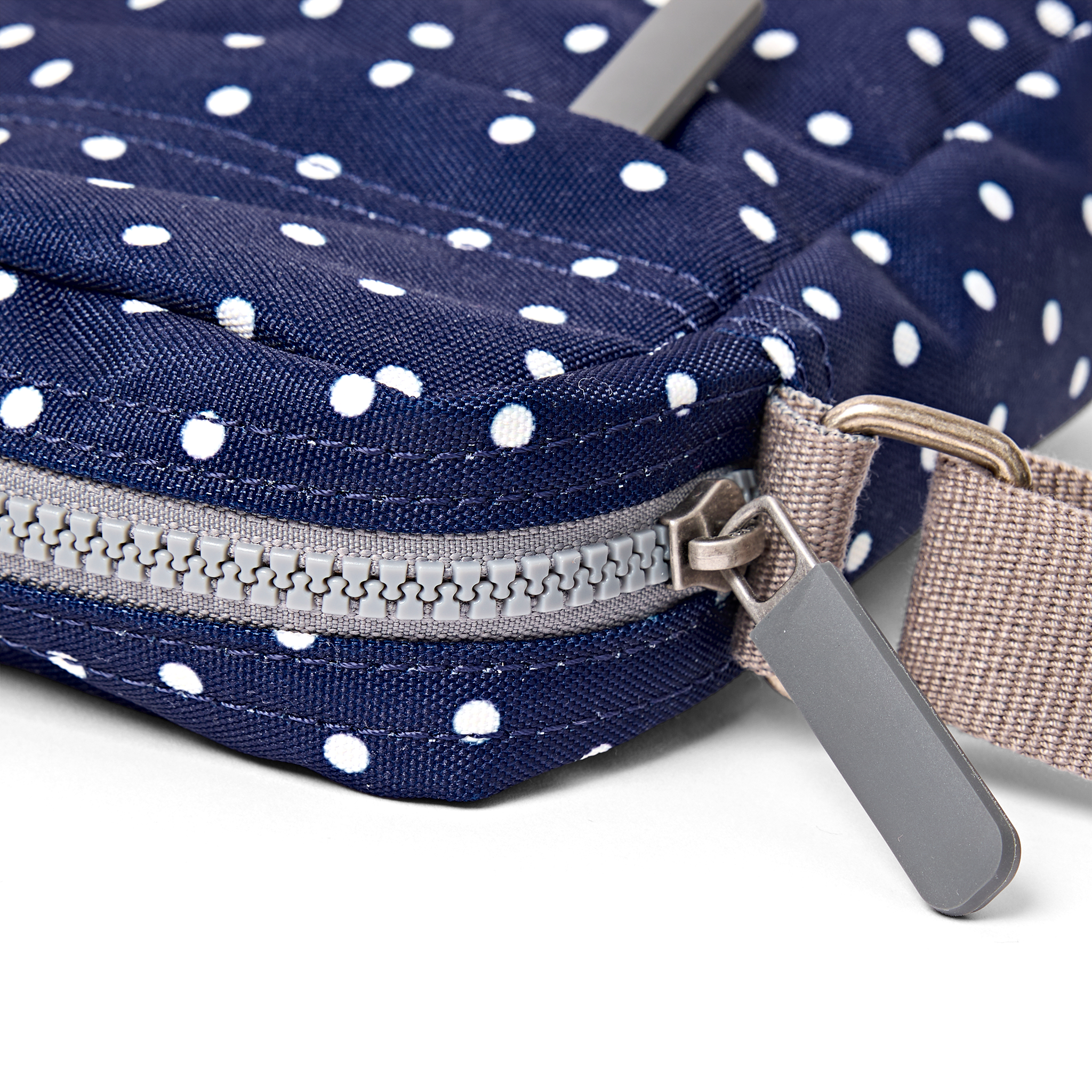 Roka London Bond Pocket crossbody-veske Navy Polka Dot small vanntett