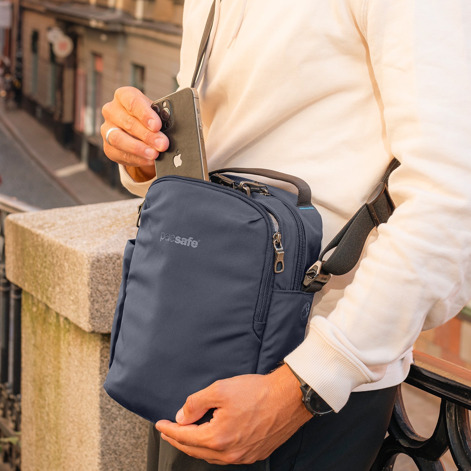 Pacsafe V Tour crossbody veske 11 tommer tyverisikker