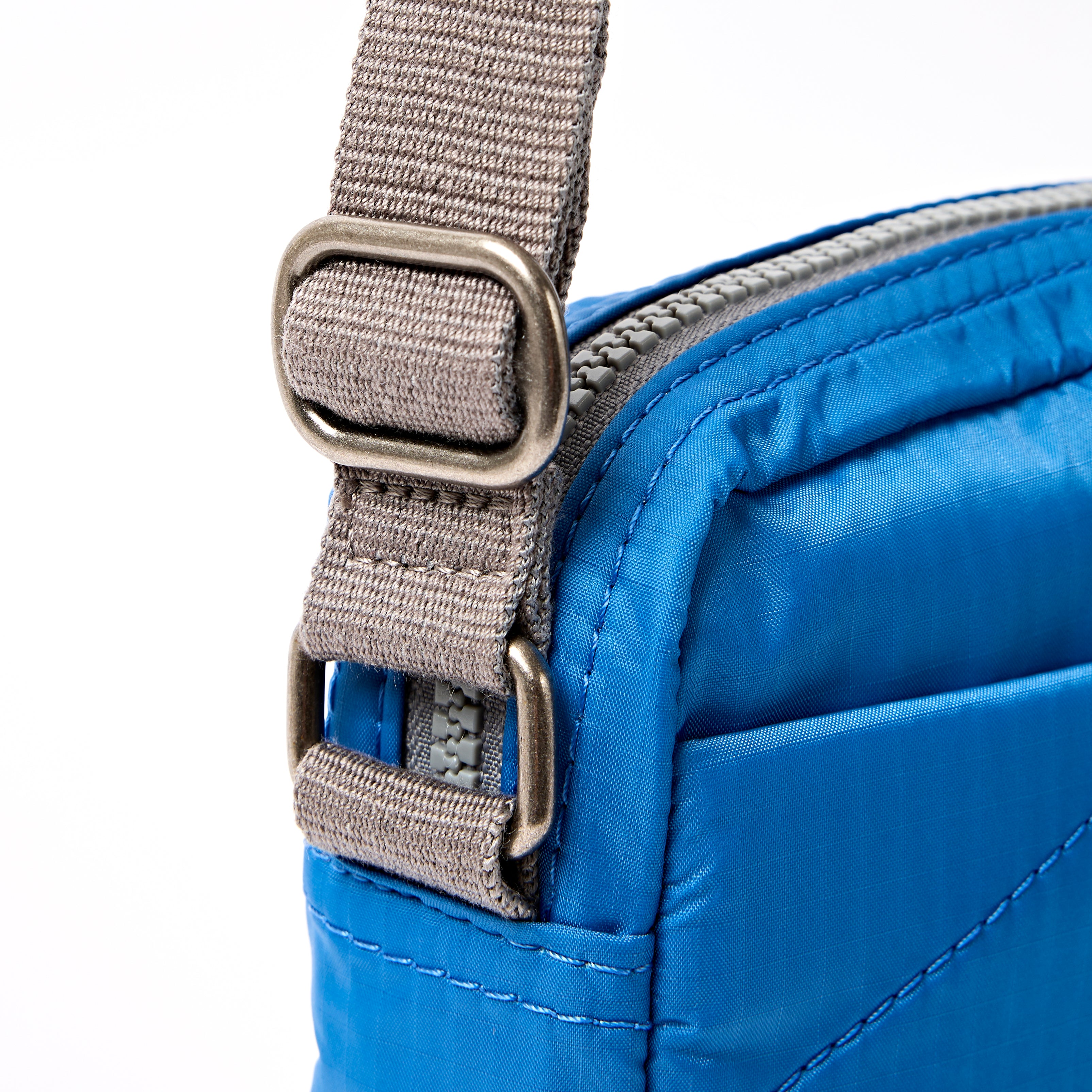 Roka London Bond crossbody small 1,5 liter malibu-blå