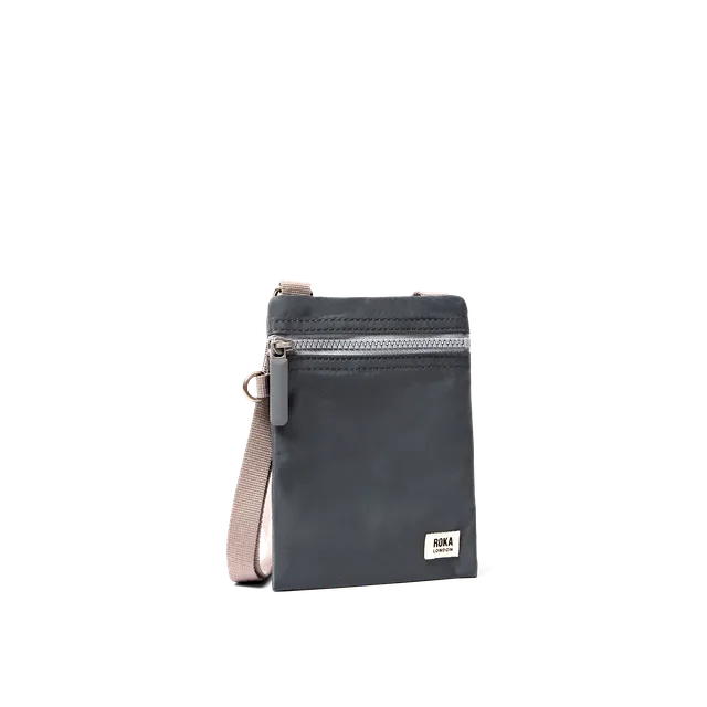 Roka London Chelsea Pocket Sling skulderveske Beluga Extra Small værbestandig