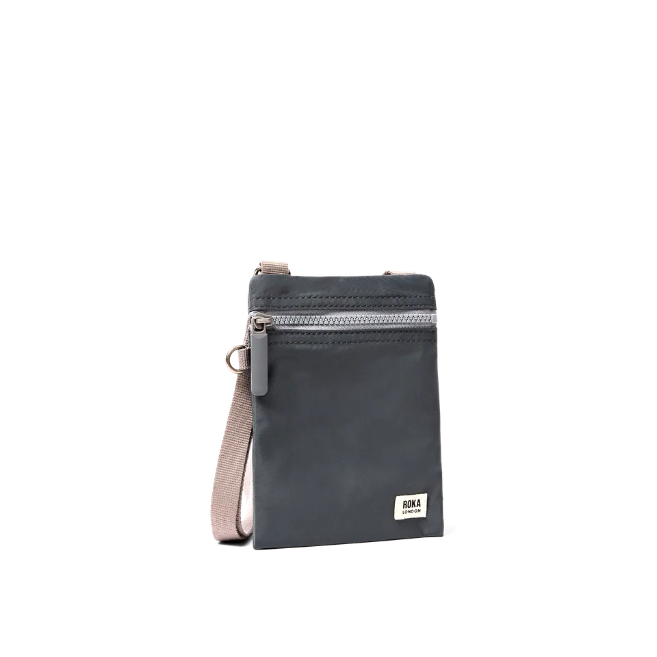 Roka London Chelsea Pocket Sling skulderveske Beluga Extra Small værbestandig