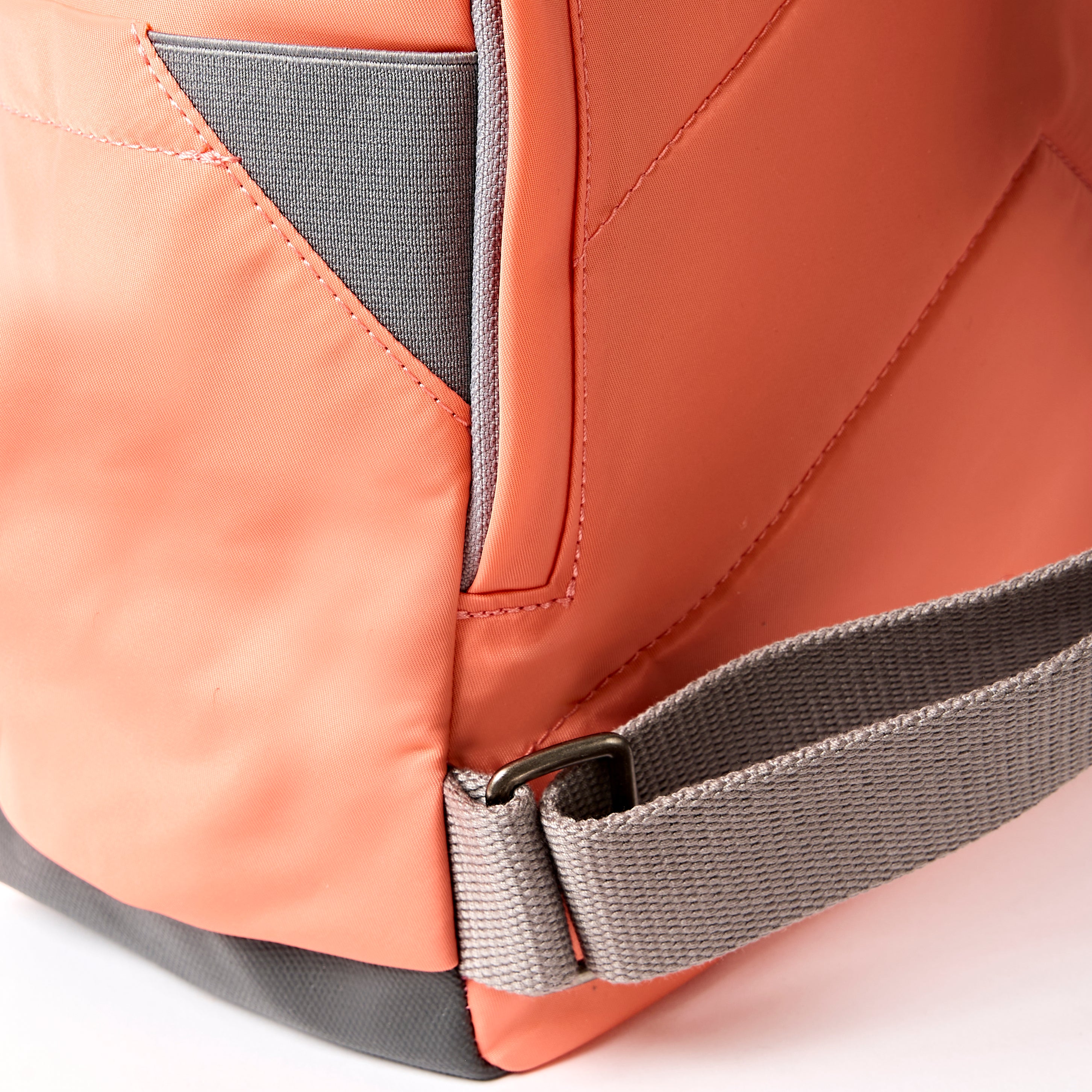 Roka London Canfield Roll Top ryggsekk sugar coral 16,4L