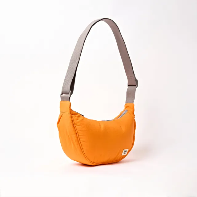 Roka London Farringdon Half Moon skulderveske small jaffa orange