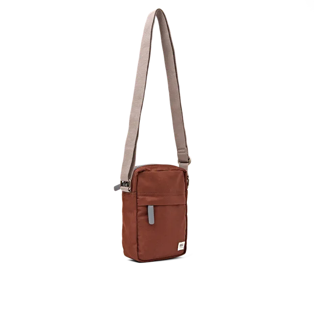 Roka London Bond Small skulderveske Chocolate 1,5 liter