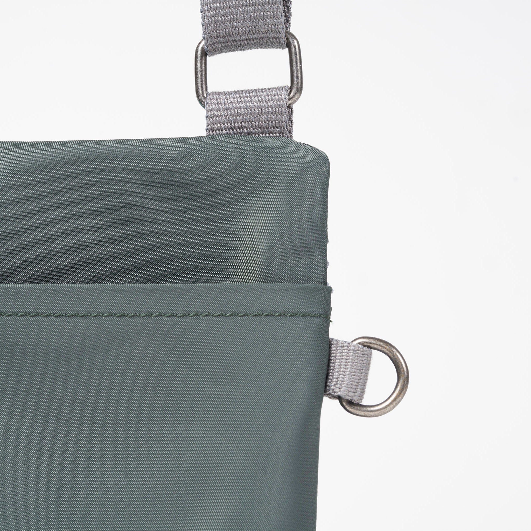 Roka London Chelsea sling Extra Small Thyme mobilveske 0,3L