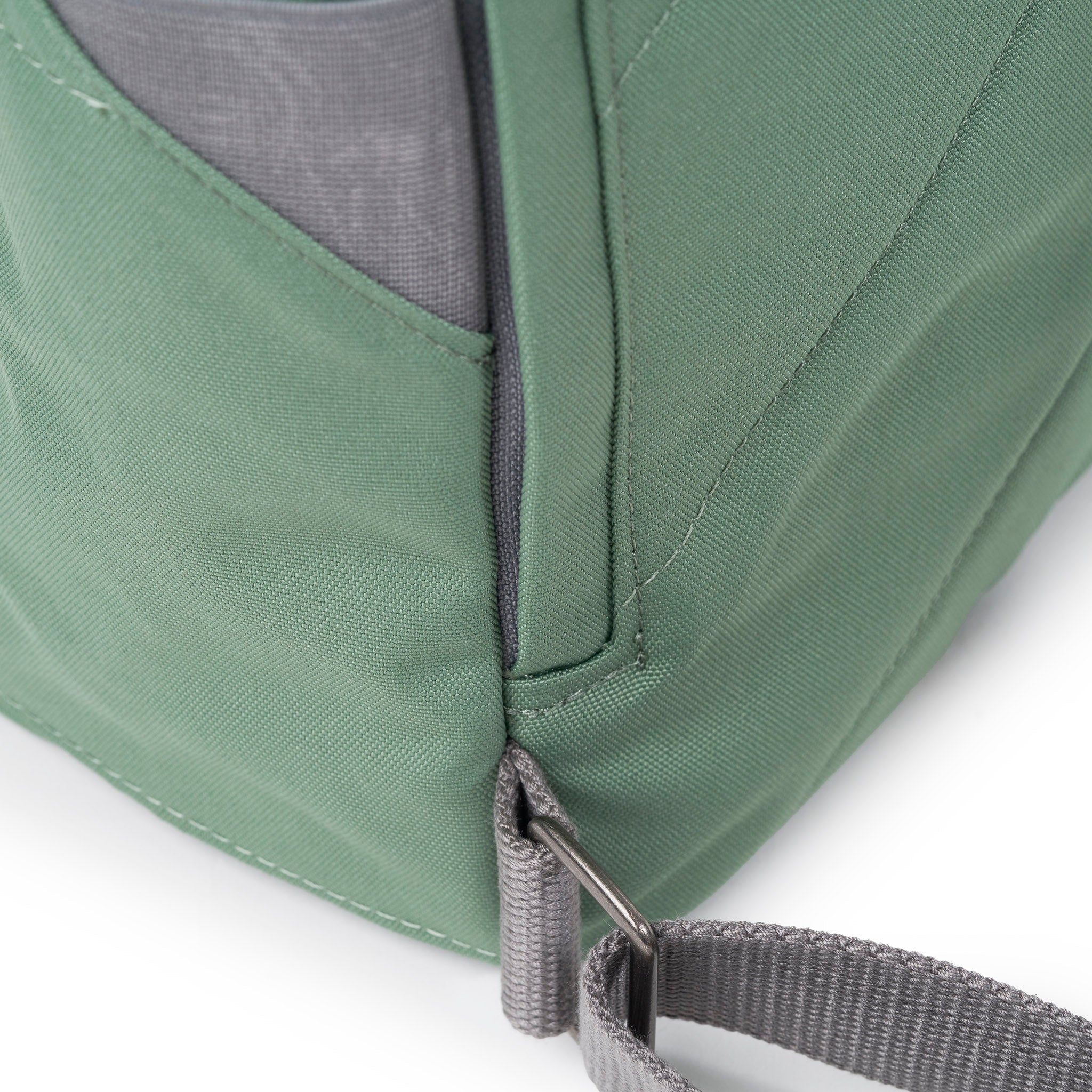 Roka London Finchley ryggsekk Frost rolltopp vannflaskeholder