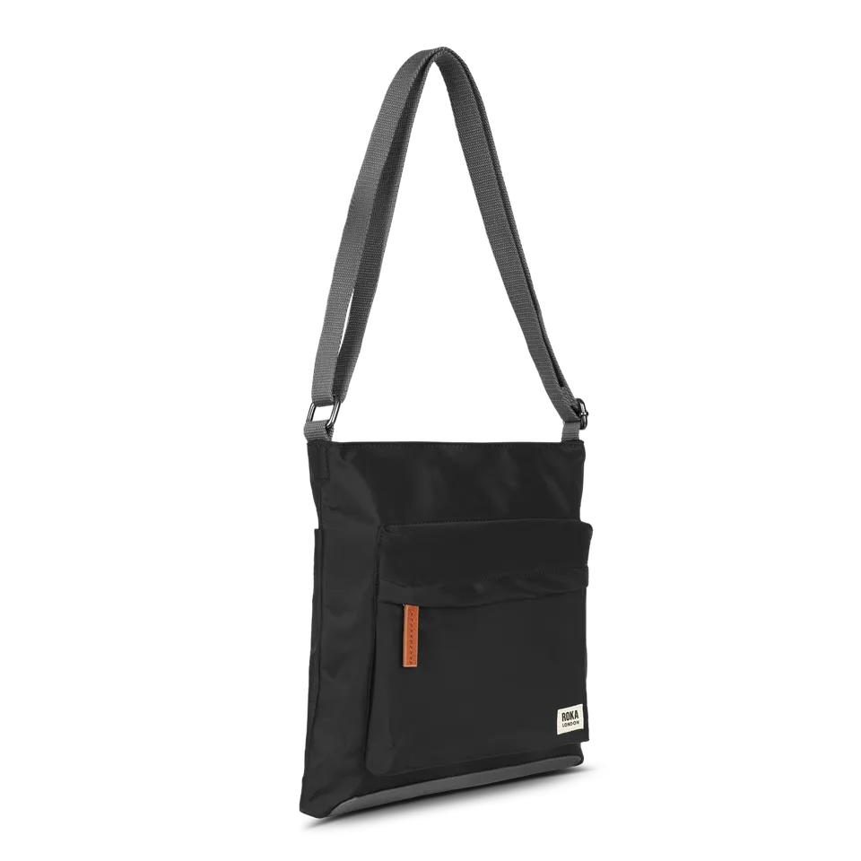 Roka London Kennington crossbody medium svart 2,7 liter