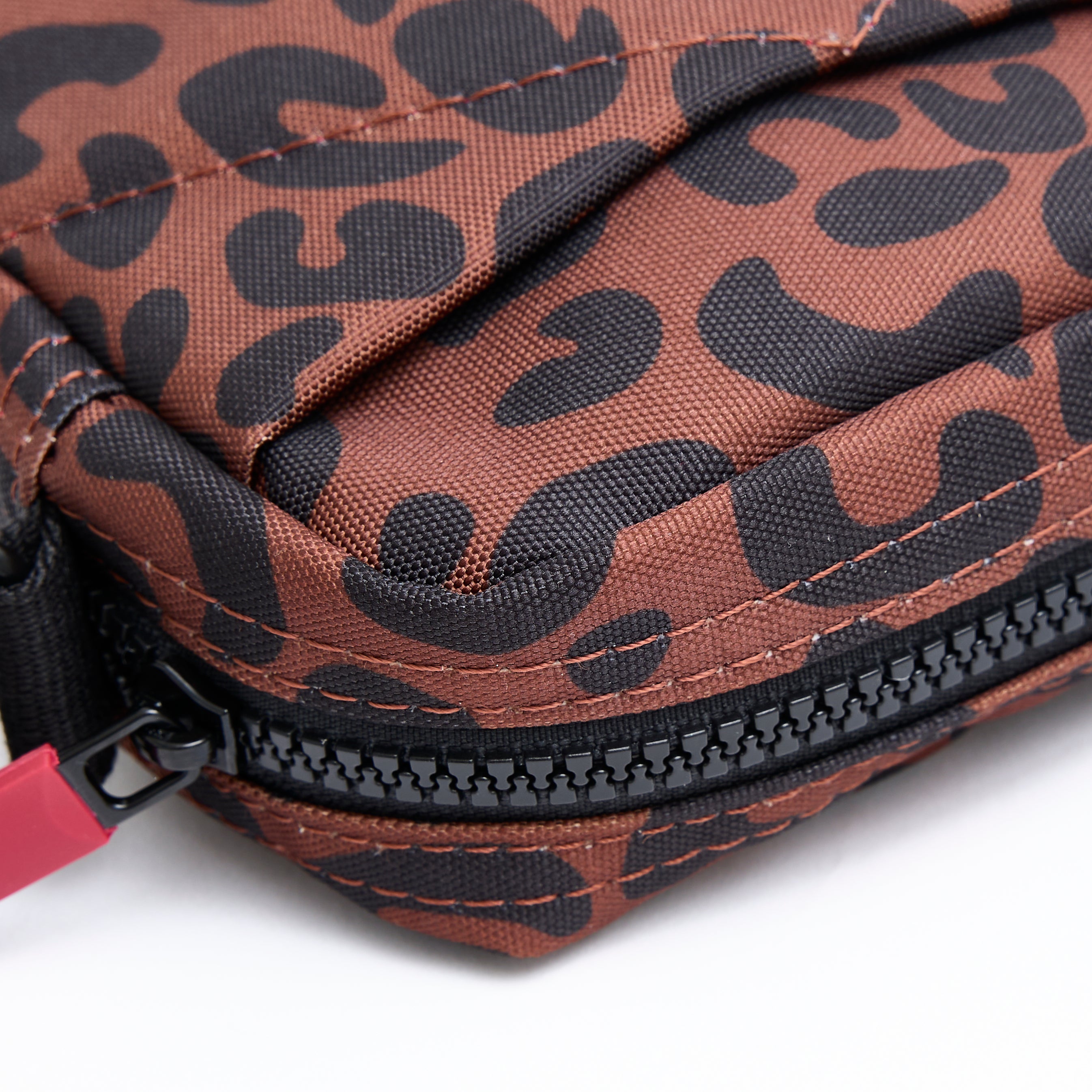 Roka London Bond mobilveske small scarlet leopard resirkulert
