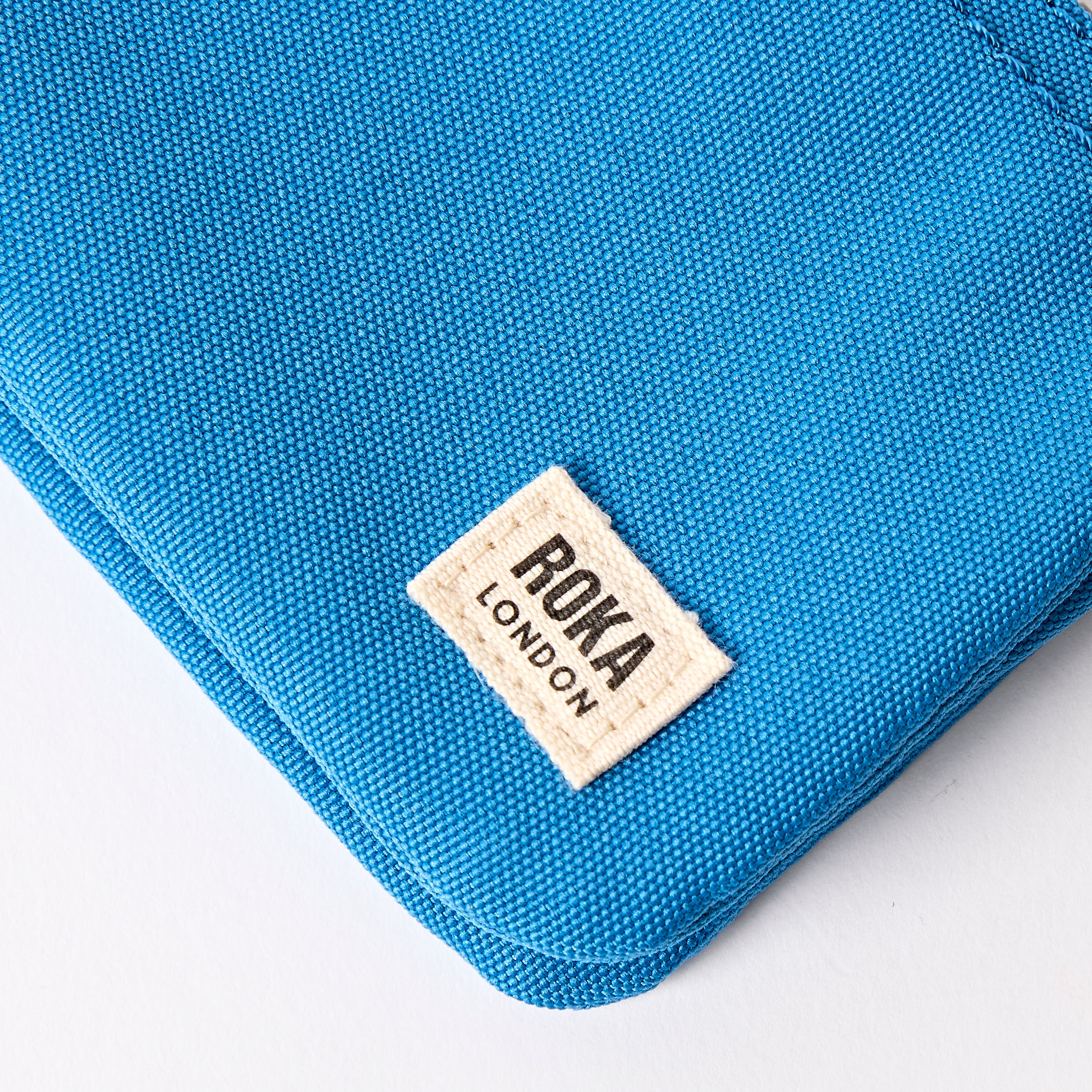 Roka London Carnaby lommebok malibu blue 0,2 liter